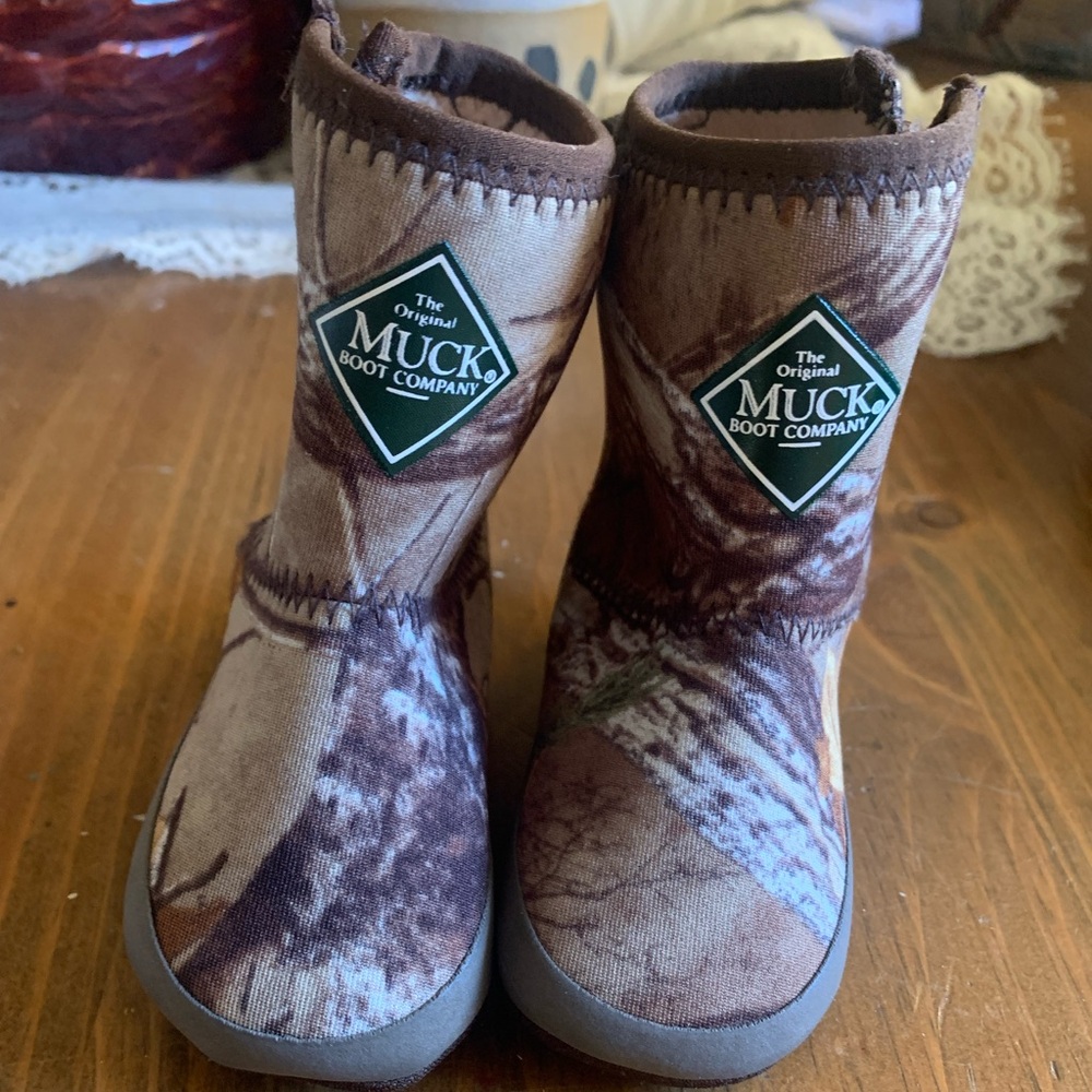 The cutest little infant Muck boots for your little! Infant size 4, NWOT tag!